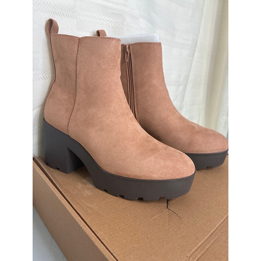 Journee Collection Cassidy Lug Sole Booties Beige Faux Suede Block Heel Sz 8.5